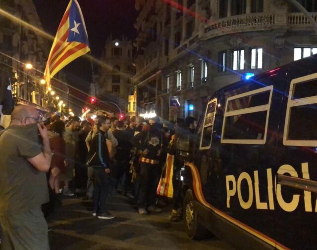 Un juez archiva el procedimiento a los 46 policías investigados por las cargas del 1-O en Barcelona gracias a la ley de Amnistía