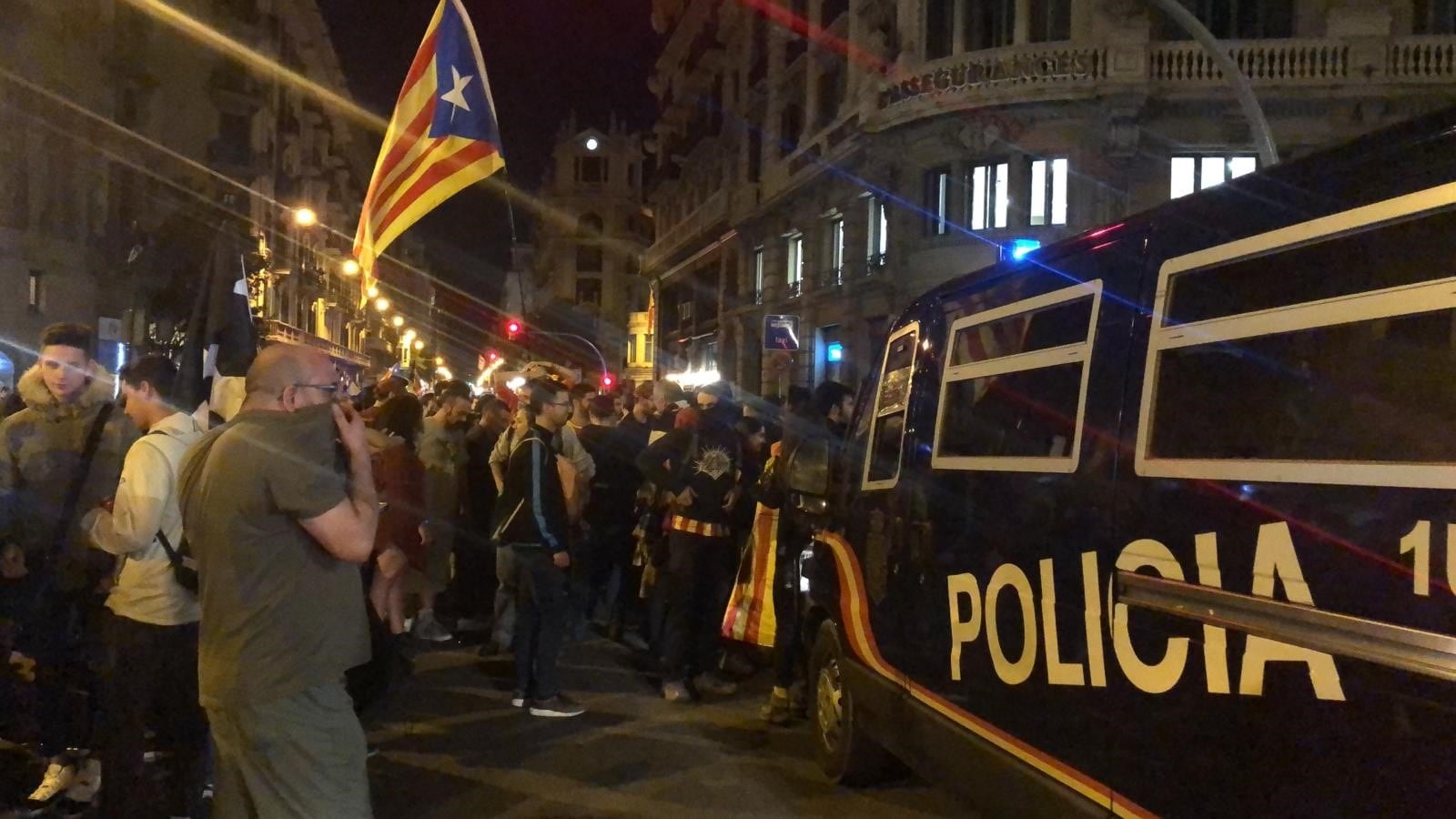 Furgones ante la Jefatura de Policía en la Via Laietana de Barcelona durante una protesta por la actuación policial en los disturbios a raíz de la sentencia del proceso independentista (Europa Press)