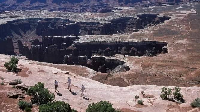 El nivel de dificultad del sendero incluye un cambio de elevación de alrededor de 457 metros. (NPS/Neal Herbert)