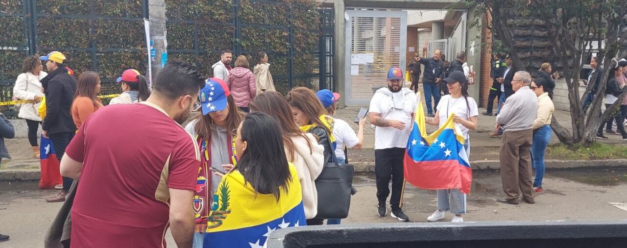 Venezolanos en Bogotá ejercen su derecho al voto para elegir al nuevo presidente de su país: van más de 900 sufragantes