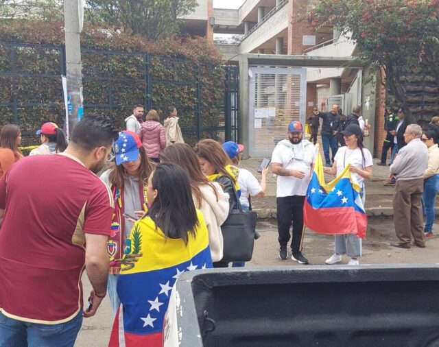 Venezolanos en Bogotá ejercen su derecho al voto para elegir al nuevo presidente de su país: van más de 900 sufragantes