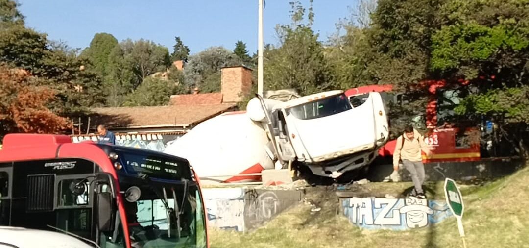 Accidente de camión mezclador con bus de Transmilenio colapsó vía clave para entrar y salir de Suba, en Bogotá: van 27 lesionados