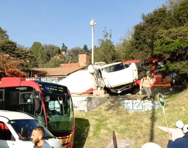 Accidente de camión mezclador con bus de Transmilenio colapsó vía clave para entrar y salir de Suba, en Bogotá: van 27 lesionados