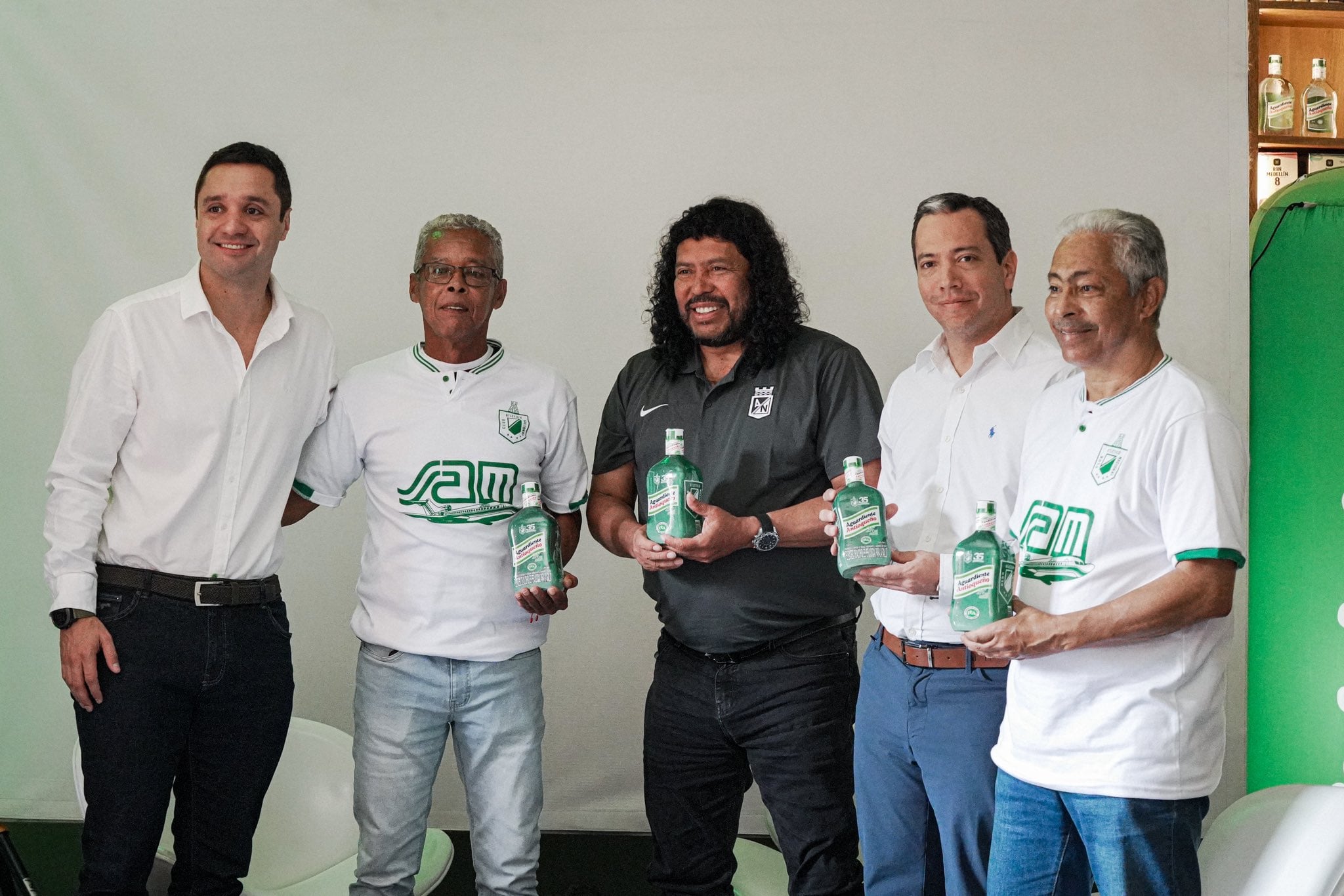 A través de esta foto, se confirmó el lanzamiento de la botella de aguardiente conmemorativa por los 35 años de la primera Copa Libertadores de América de Atlético Nacional - crédito @nacionaloficial / X