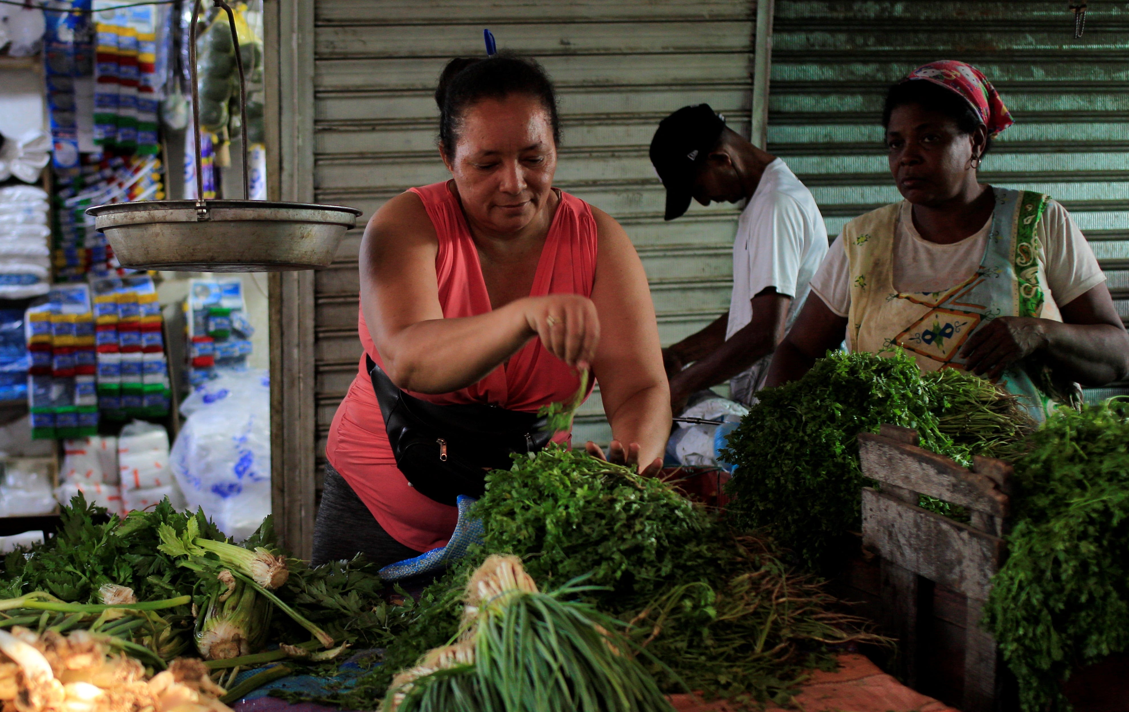 (COLOMBIA), dos mujeres trabajan en su puesto de venta en el mercado (Colombia) EFE/ Ricardo Maldonado Rozo. 