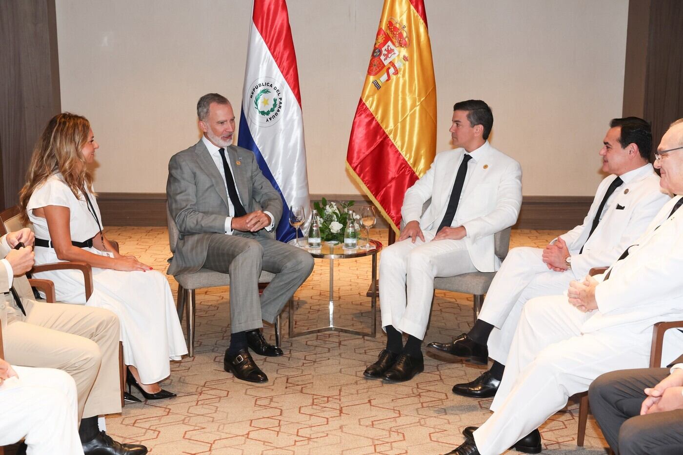 El Rey Felipe VI (2i) mantiene un encuentro con el presidente de Paraguay, Santiago Peña (2d), en el Palacio Nacional, a 16 de agosto de 2024, en Santo Domingo (República Dominicana). El Rey ha viajado a la República Dominicana para asistir al acto de toma de posesión del presidente electo, Luis Abinader, que ha logrado un segundo mandato después de ganar con el 57% de los votos en las elecciones del pasado 19 de mayo (Casa Real)