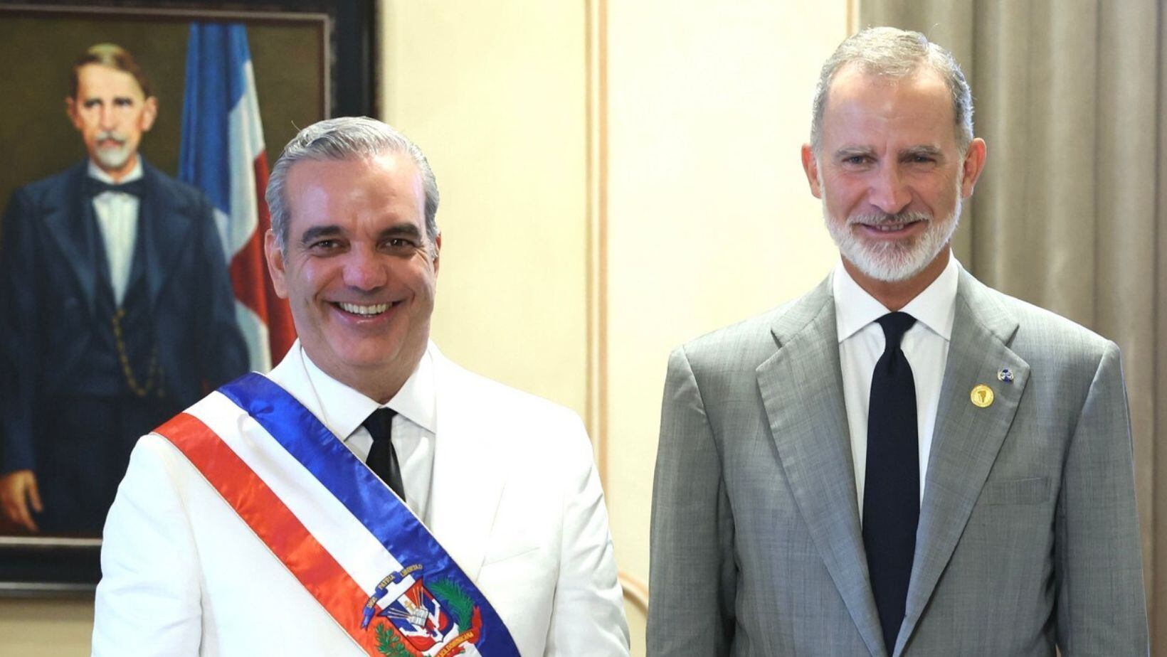 El Rey Felipe VI posa junto al presidente electo de República Dominicana, Luis Abinader, tras la toma de posesión de su cargo en el Teatro Nacional (Casa Real)