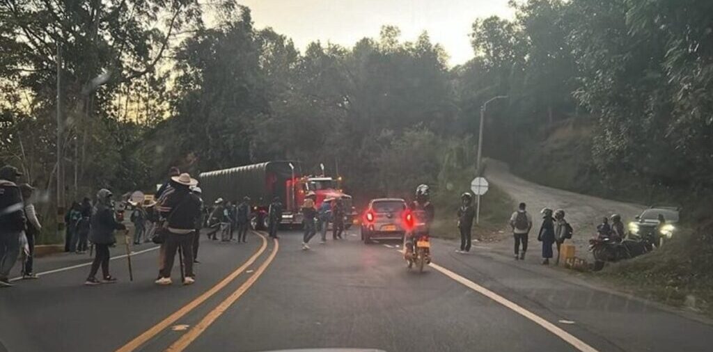 Indígenas bloquearon vía Panamericana en el Cauca, ante promesas incumplidas: “Exigimos al presidente Petro entregar el decreto”