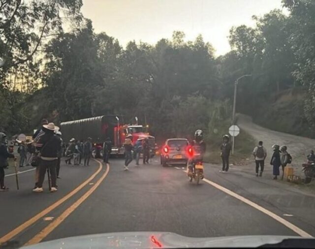 Indígenas bloquearon vía Panamericana en el Cauca, ante promesas incumplidas: “Exigimos al presidente Petro entregar el decreto”