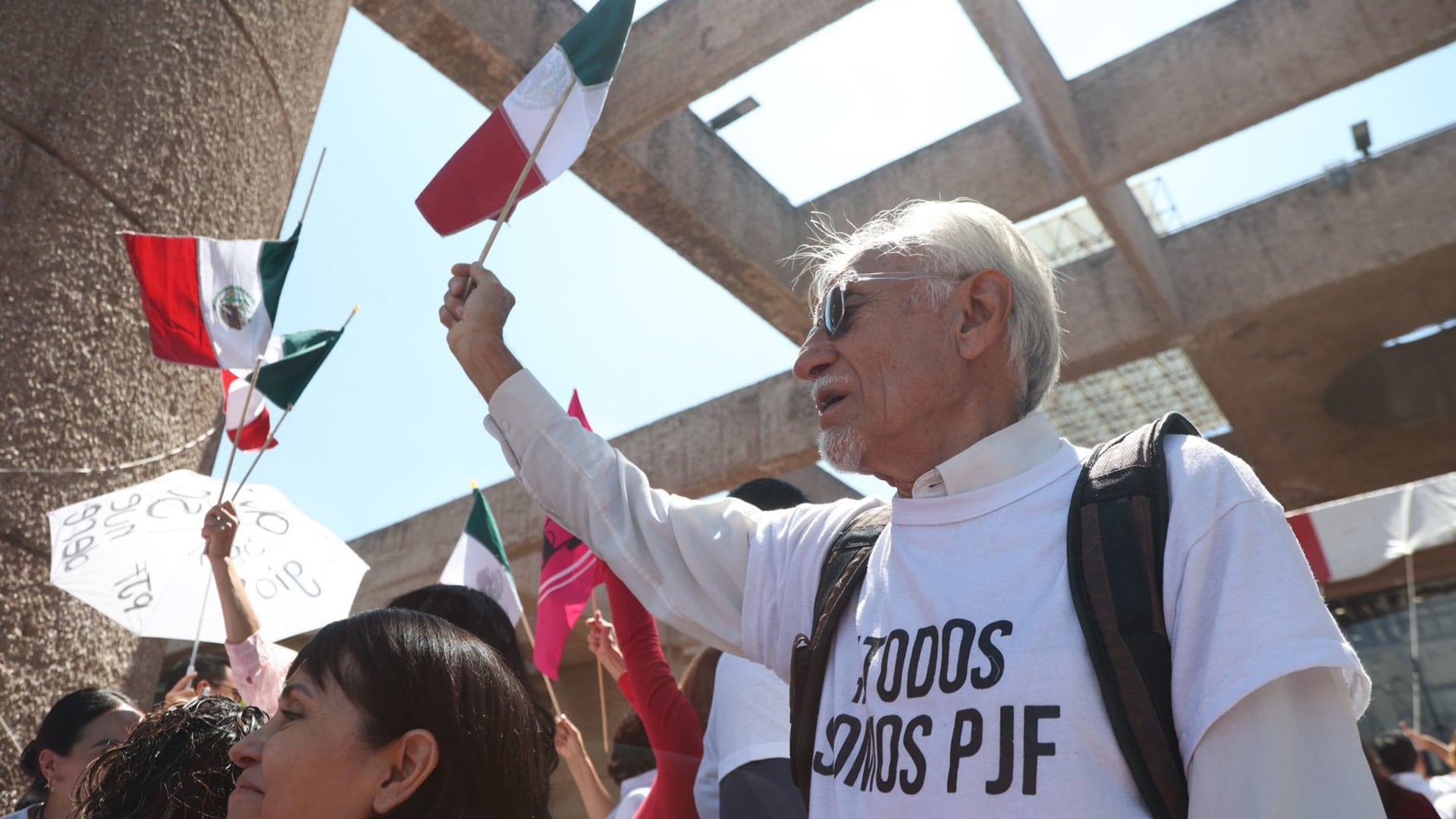 Foto de la protesta de jueces y magistrados fuera de la sede del PJF