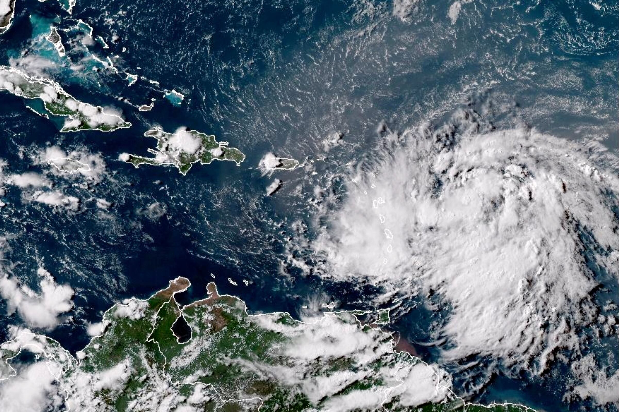 Una imagen de satélite de GOES-16 GeoColor tomada a las 4:30 de la tarde EDT y proporcionada por la Oficina Nacional de Administración Oceánica y Atmosférica de Estados Unidos (NOAA, por sus siglas en inglés) se ve la tormenta tropical Ernesto sobre el océano Atlántico y moviéndose en dirección oeste-noroeste hacia las Antillas Menores, el lunes 12 de agosto de 2024. (NOAA via AP)