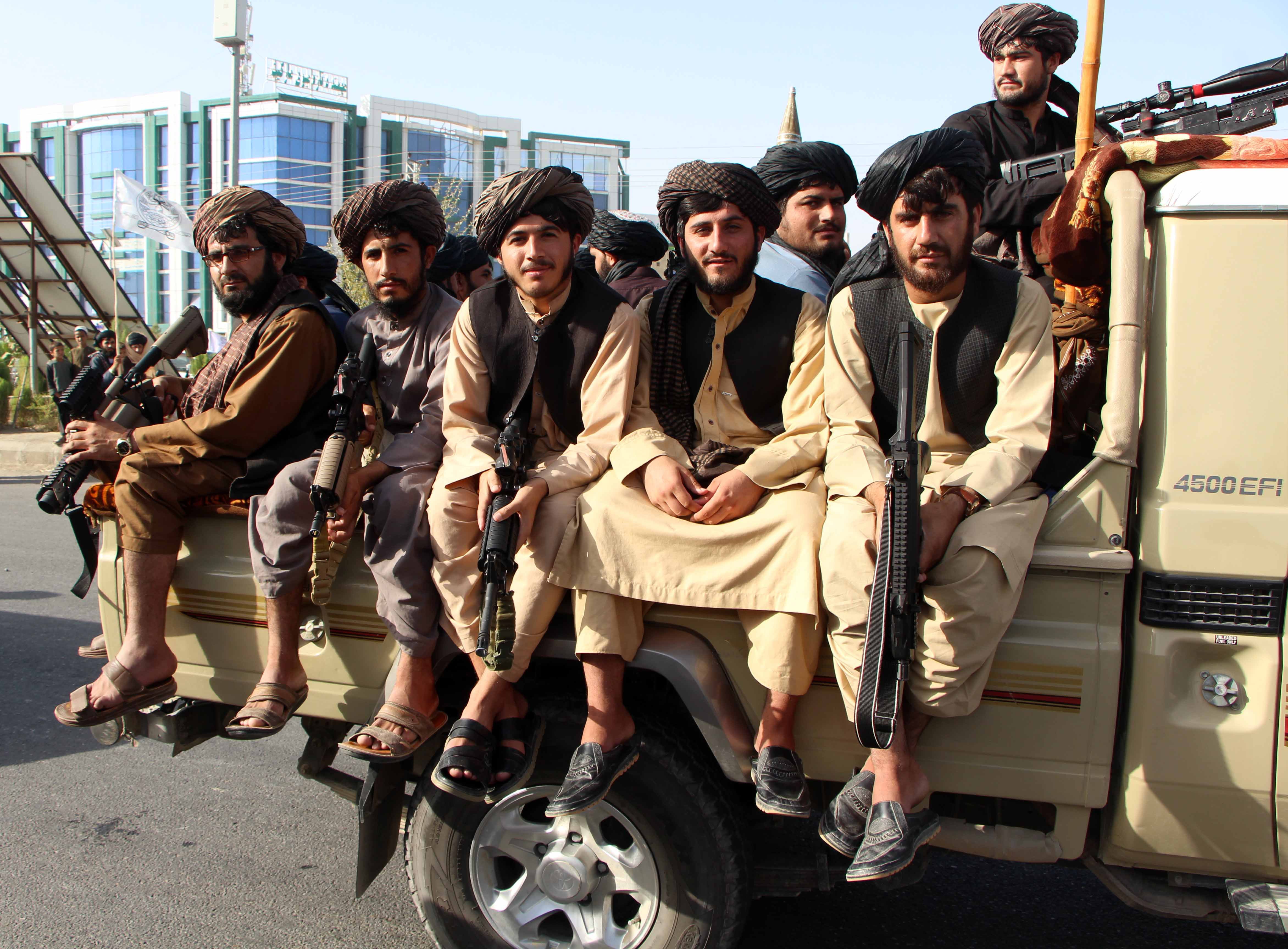 Los talibanes conmemoran este 15 de agosto el tercer aniversario de la conquista de Kabul, lo que ha dado lugar a un régimen fundamentalista y de violación de los derechos humanos, especialmente de las mujeres. En la imagen, un grupo de ellos en la ciudad de Kandahar, en la frontera con Pakistán. EFE/EPA/QUDRATULLAH RAZWAN 