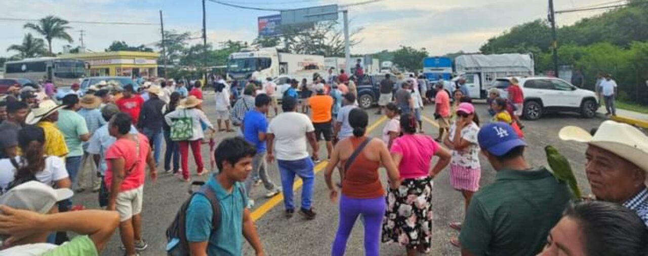 Liberan parcialmente el bloqueo al Aeropuerto de Huatulco, Oaxaca, tras afectaciones a vuelos