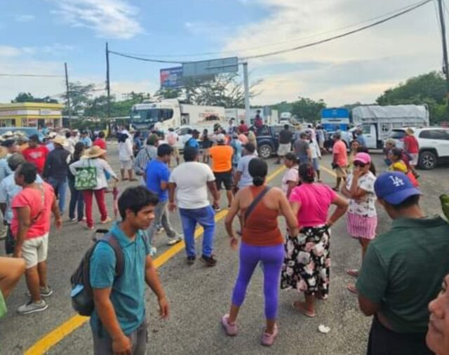 Liberan parcialmente el bloqueo al Aeropuerto de Huatulco, Oaxaca, tras afectaciones a vuelos