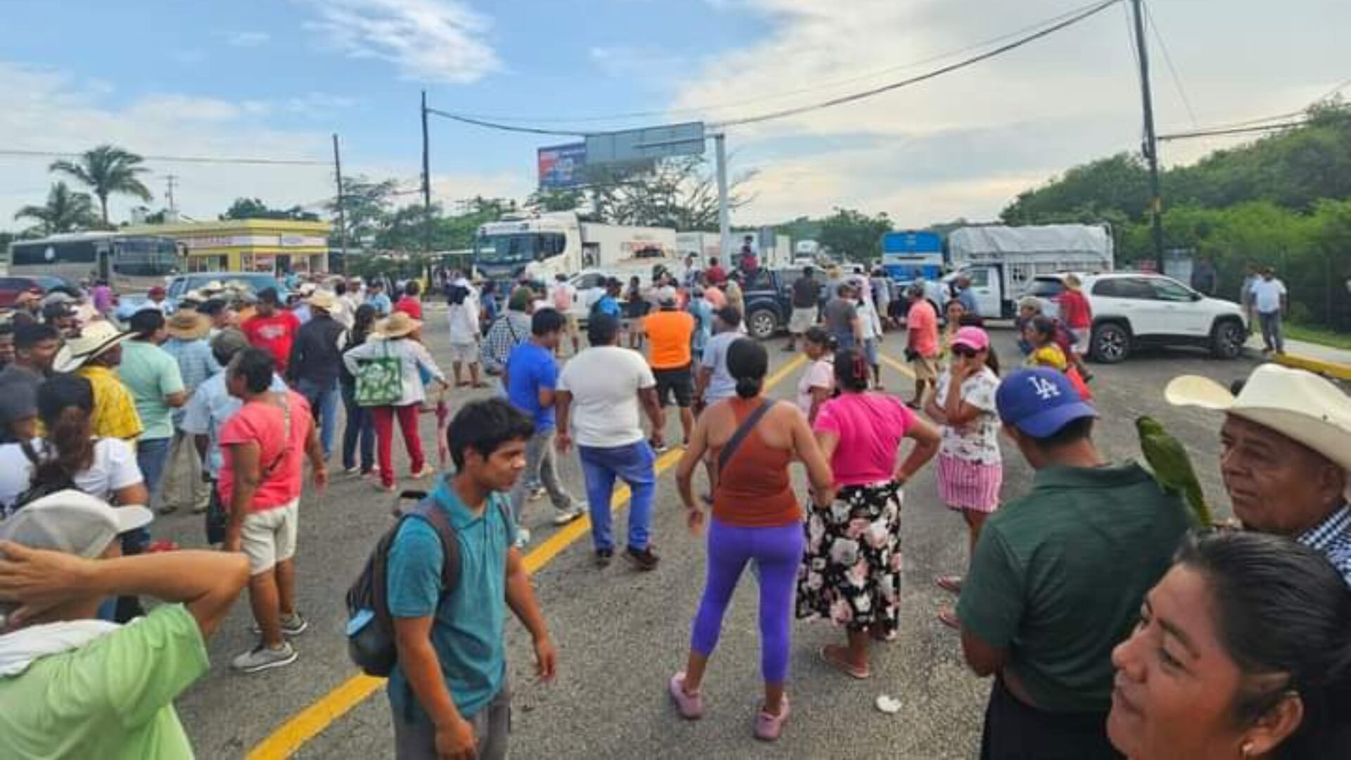 Bloqueo aeropuerto Huatulco