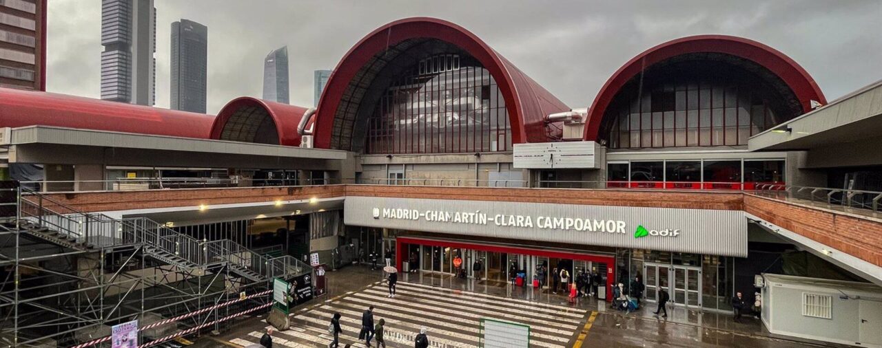 Madrid exige a Puente que "deje de tuitear o estar de vacaciones y se ponga al frente" tras el caos en Chamartín