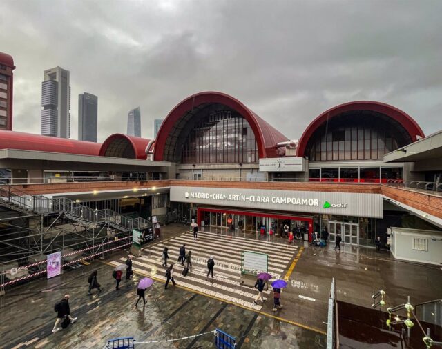 Madrid exige a Puente que "deje de tuitear o estar de vacaciones y se ponga al frente" tras el caos en Chamartín