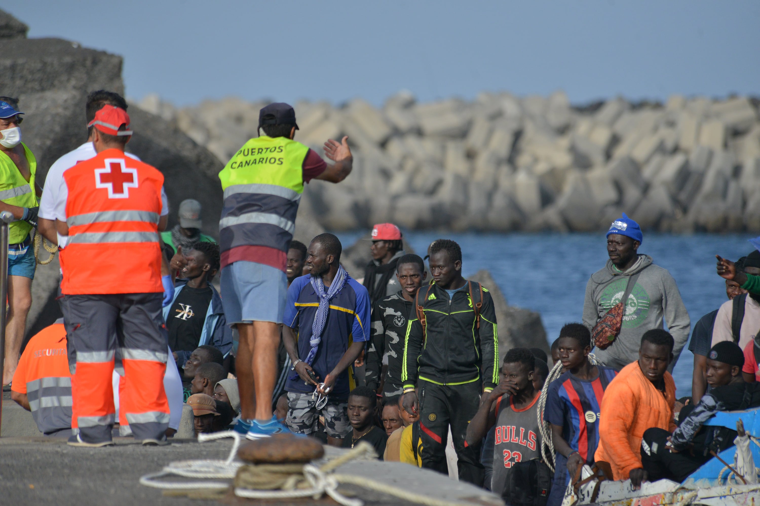 Los servicios sanitarios reciben a varias personas migrantes en el muelle de La Restinga, en El Hierro. (Europa Press) 