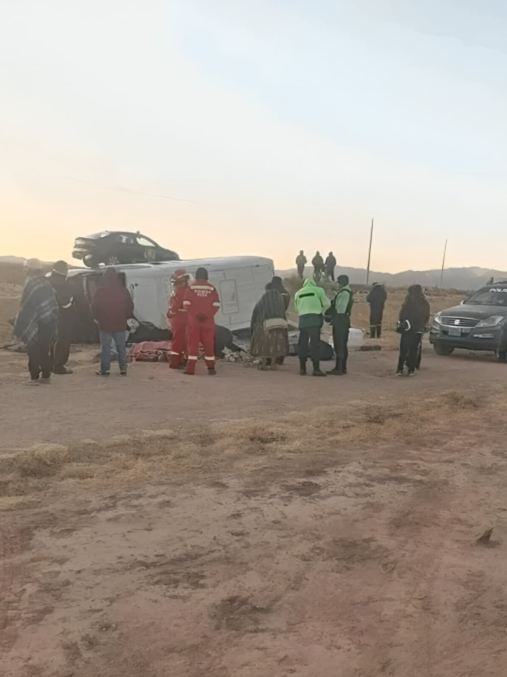 Vista de la minivan destrozada