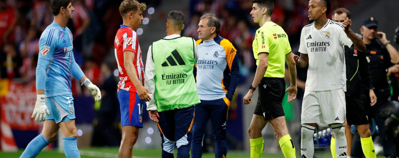 Atlético de Madrid - Real Madrid, en directo: marca el Madrid y jugadores a vestuarios por lanzamiento de objetos