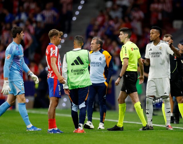 Atlético de Madrid - Real Madrid, en directo: marca el Madrid y jugadores a vestuarios por lanzamiento de objetos