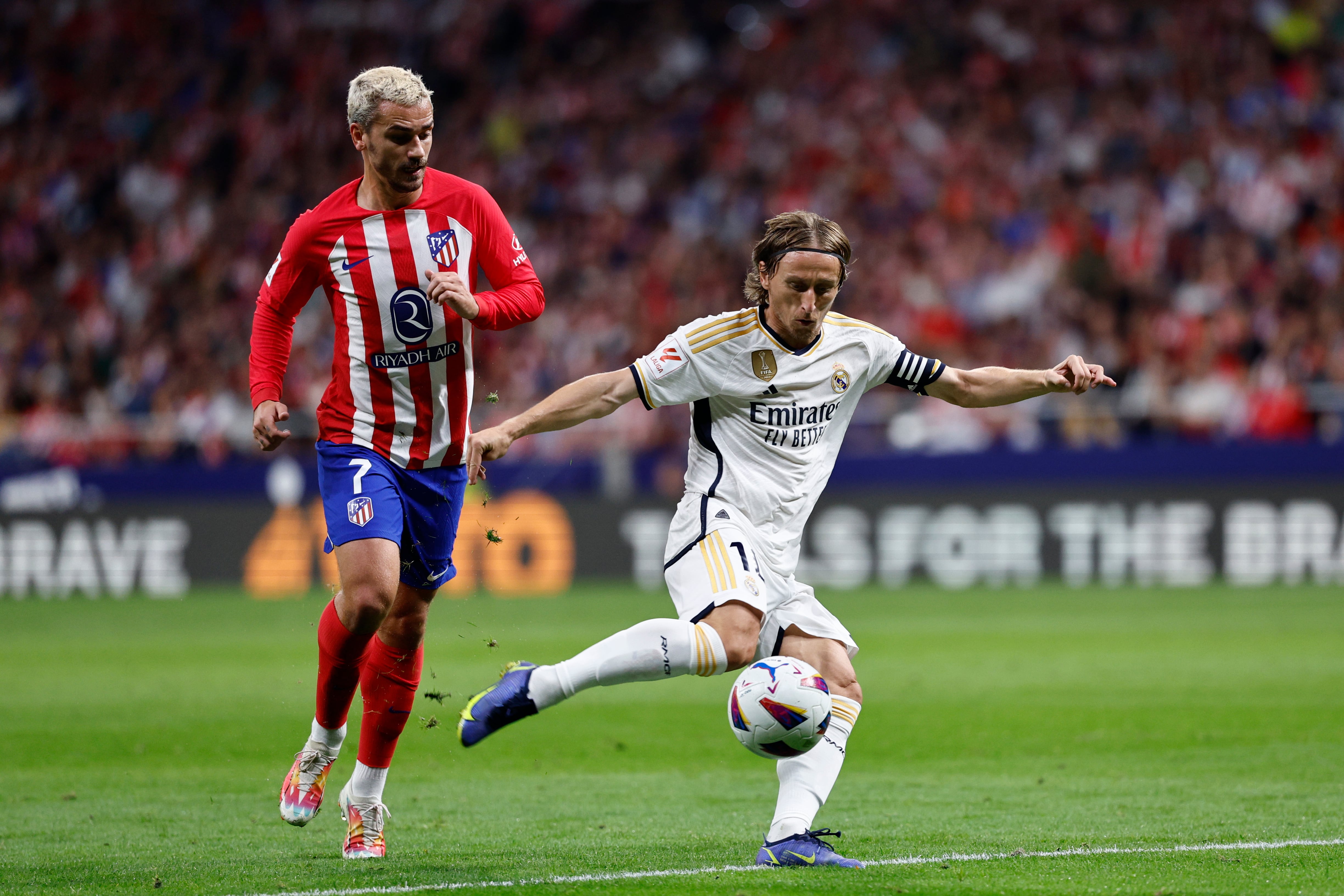 Antoine Griezmann disputa una posesión ante Luka Modric (Rodrigo Jimenez/EFE) 