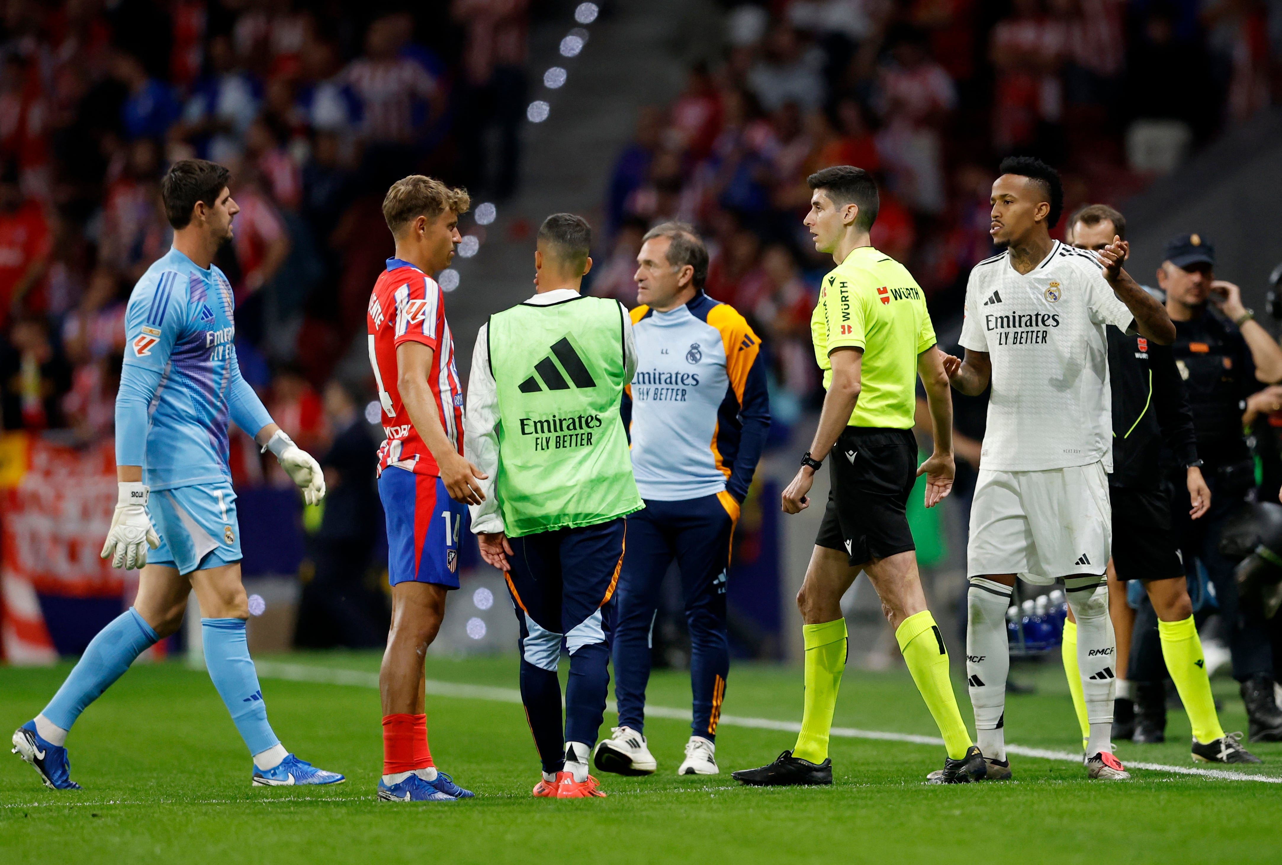 Se para el partido por lanzamiento de objetos. (REUTERS/Juan Medina)