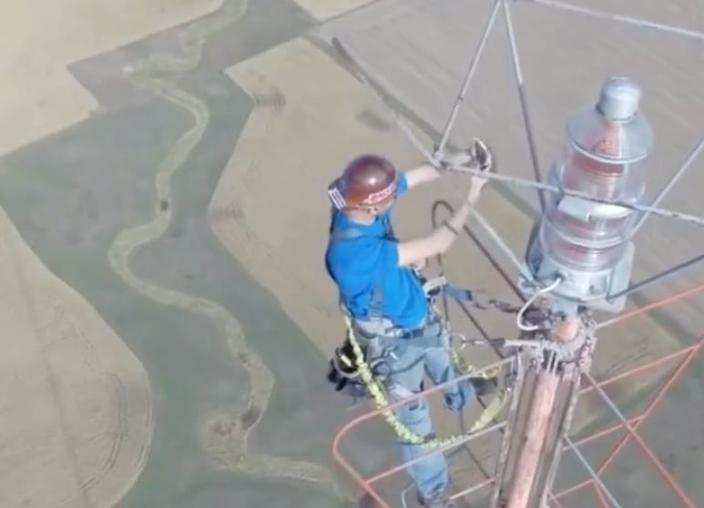 Kevin Schmidt sacándose un 'selfie' en lo alto de una torre de telecomunicación (@past2present_x/X)