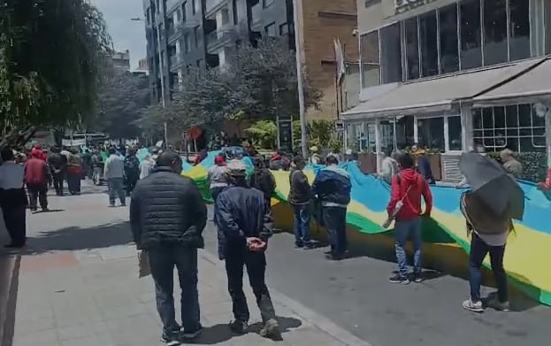 Ya se comienzan a realizar desvíos de buses zonales por la carrera Séptima a la altura de la calle 45 - crédito @BogotaTransito/X