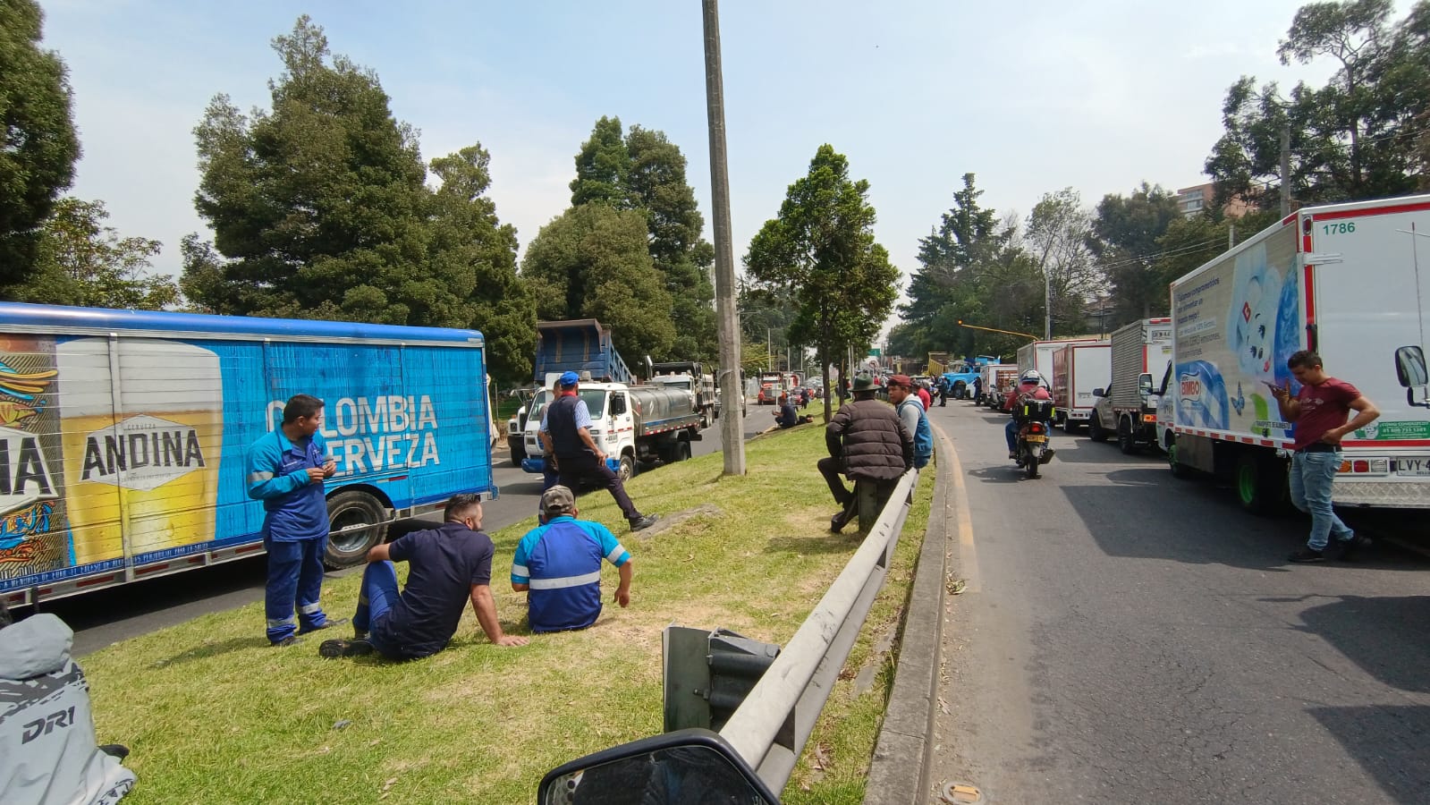 Los camioneros exigen soluciones del gobierno nacional antes del 5 de septiembre para evitar el colapso de la distribución de alimentos - crédito @bogotaampm/X