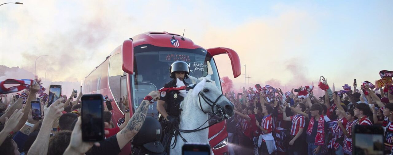 La Policía intervino una navaja a uno de los ultras del Atlético que previamente lanzó un mechero al césped en el derbi