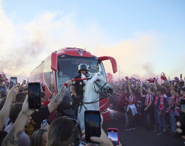 La Policía intervino una navaja a uno de los ultras del Atlético que previamente lanzó un mechero al césped en el derbi