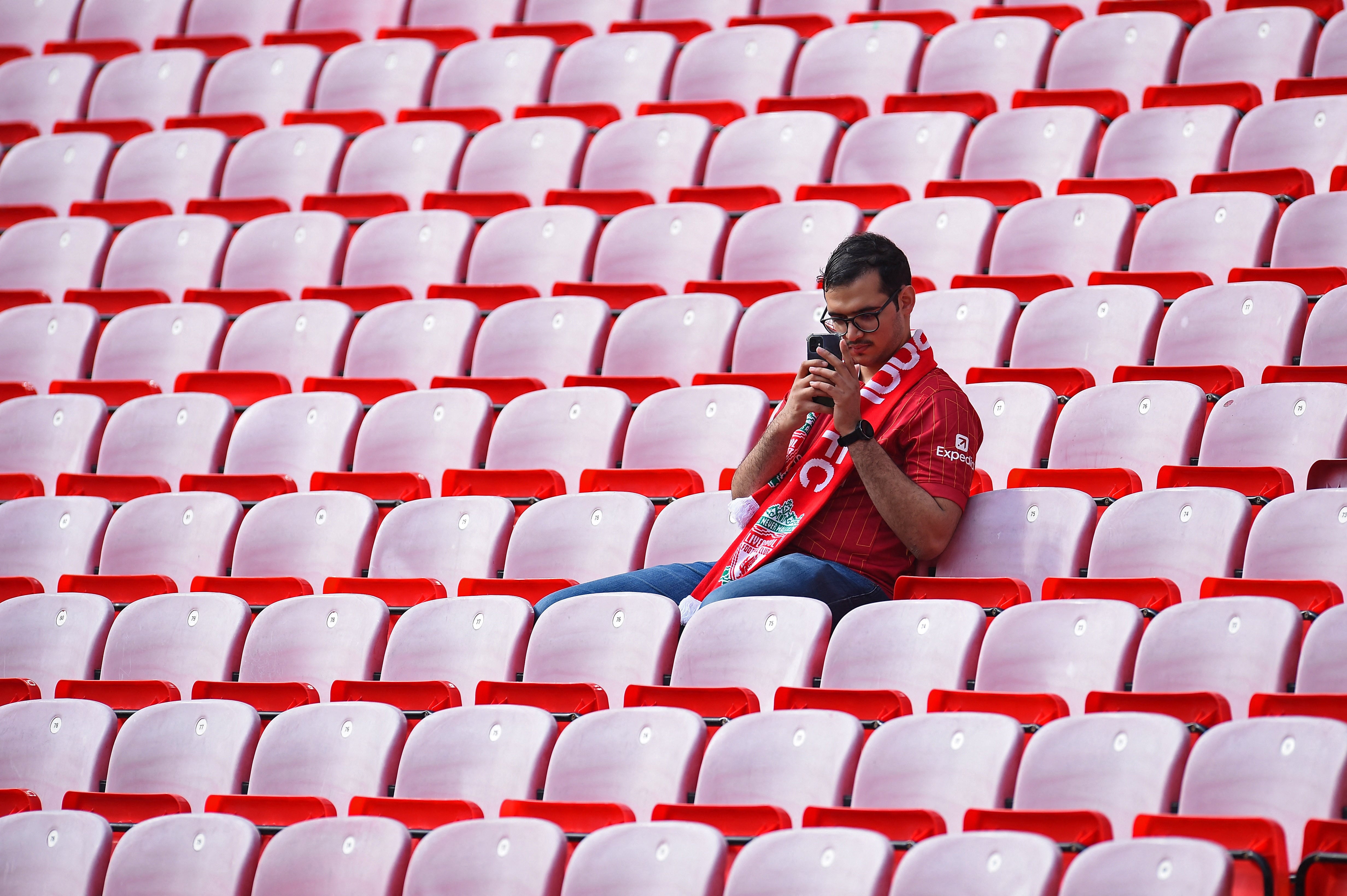 De a pocos llenan los fanáticos de Liverpool el estadio Anfield Road-crédito Peter Powell/REUTERS