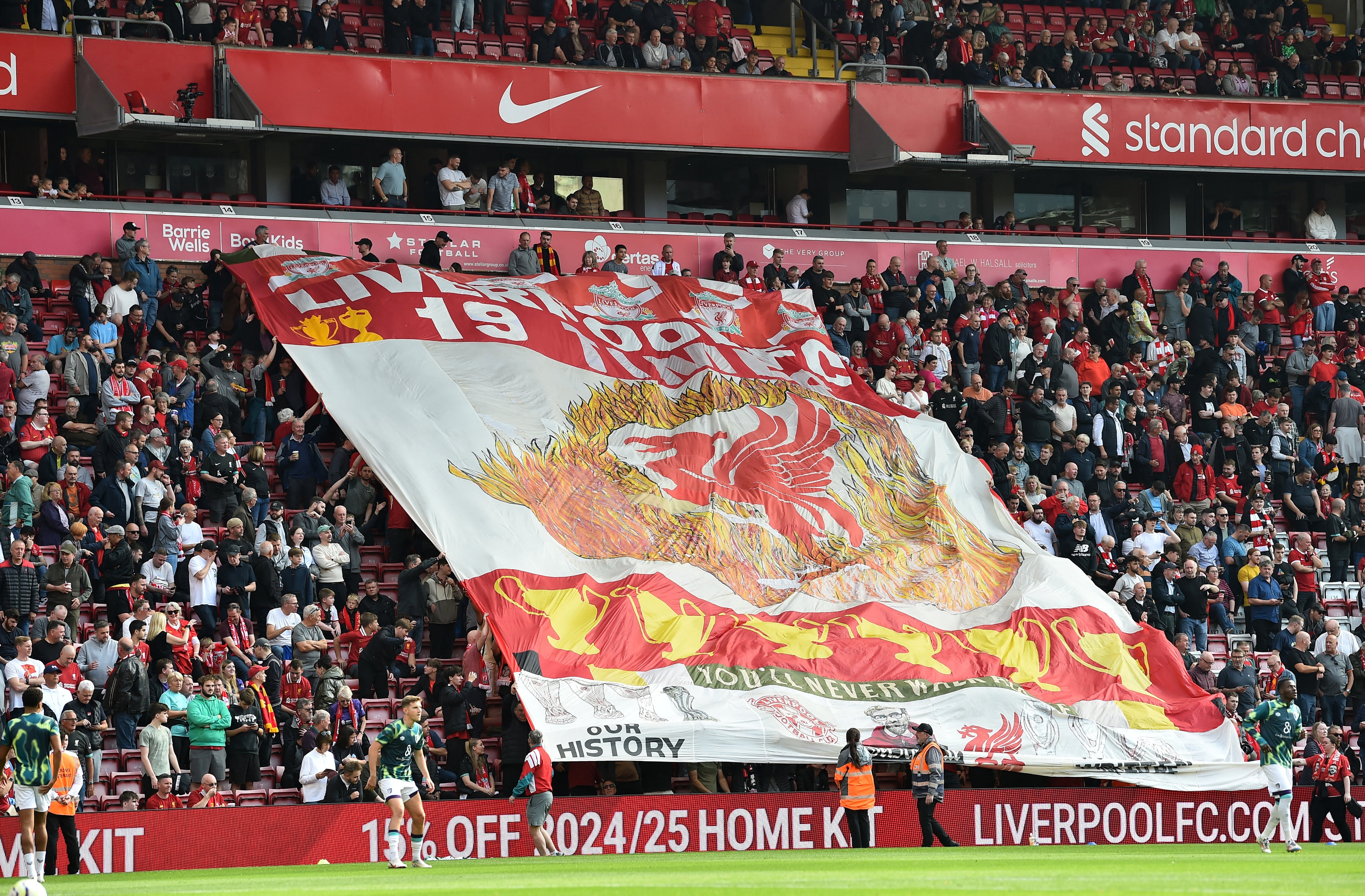 La bandera de los fanáticos del Liverpool en el partido ante Bournemouth-crédito Peter Powell/REUTERS 