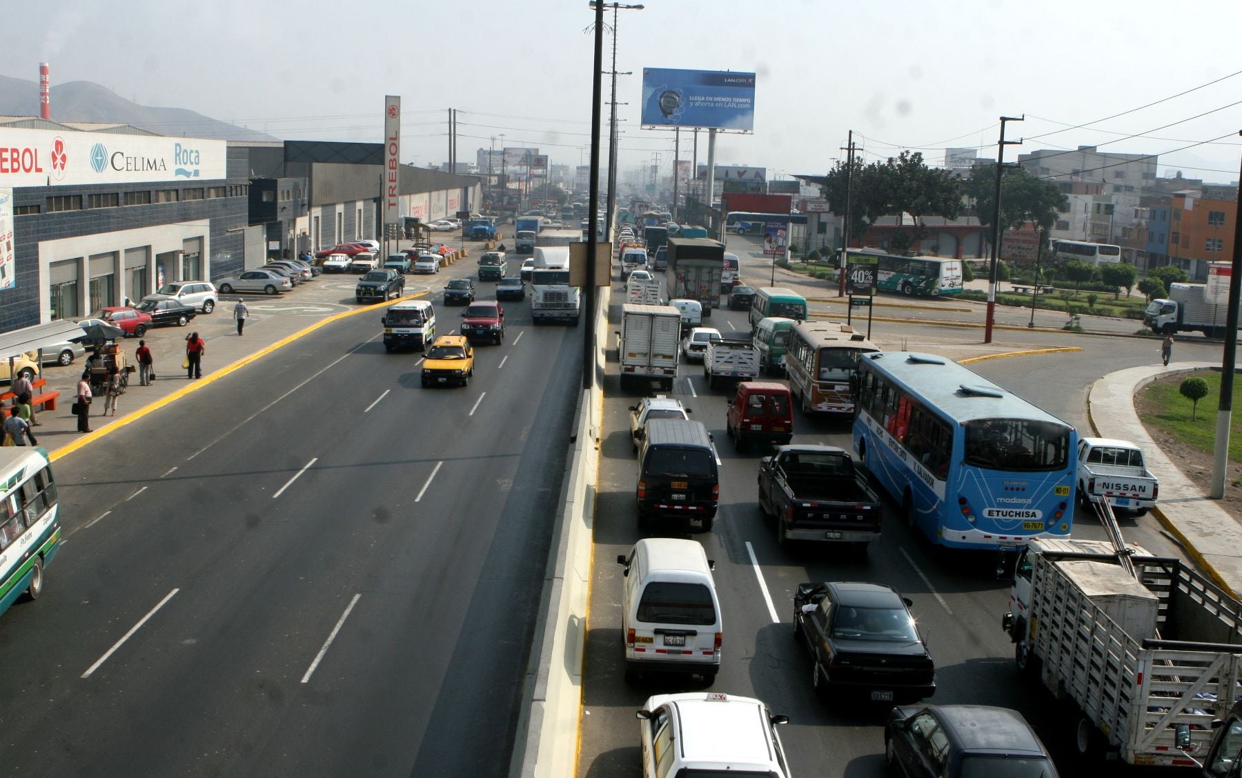 En varios puntos de la Panamericana Norte, trabajadores y estudiantes se quejan que no circulan buses de la empresa Nueva Estrella.