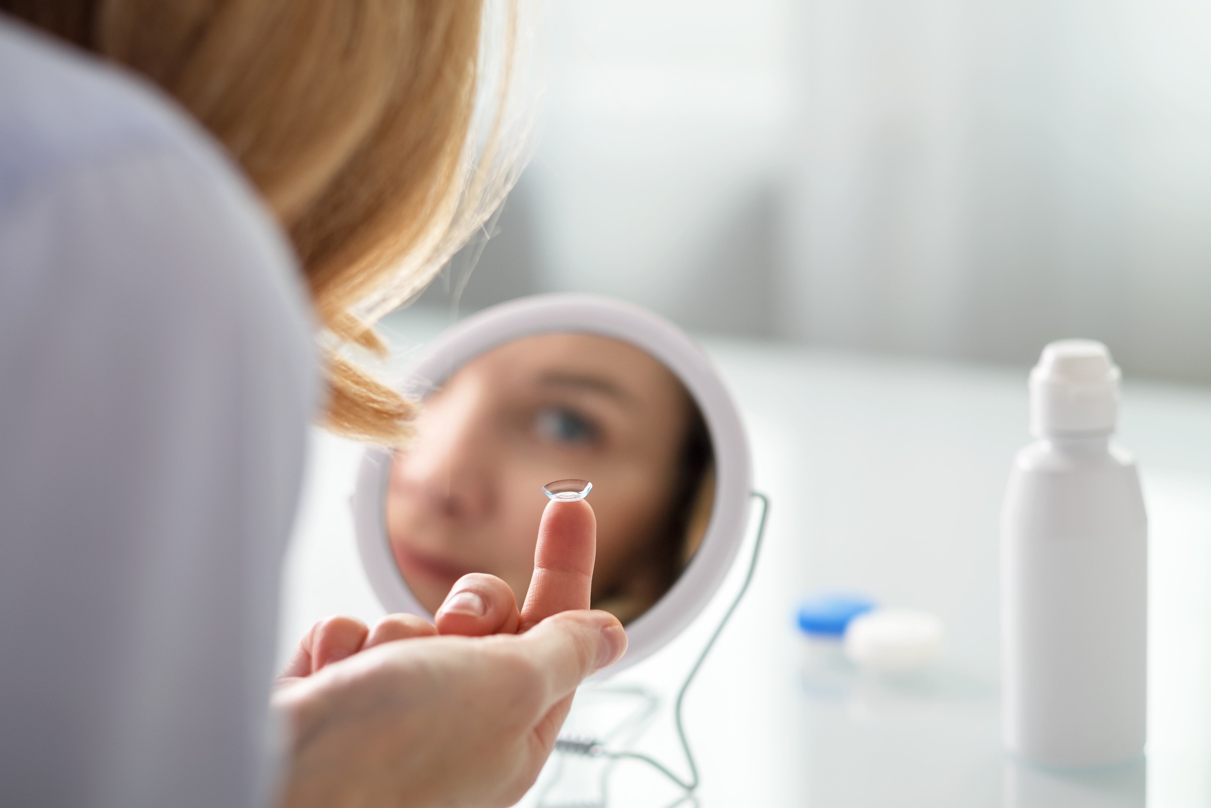 Una mujer colocándose una lentilla (Shutterstock)