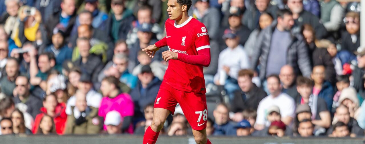 El defensa Jarell Quansah amplía su contrato con el Liverpool