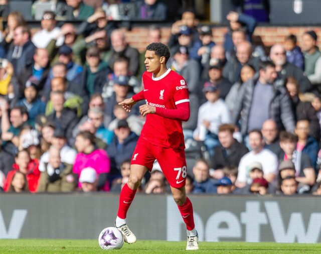 El defensa Jarell Quansah amplía su contrato con el Liverpool