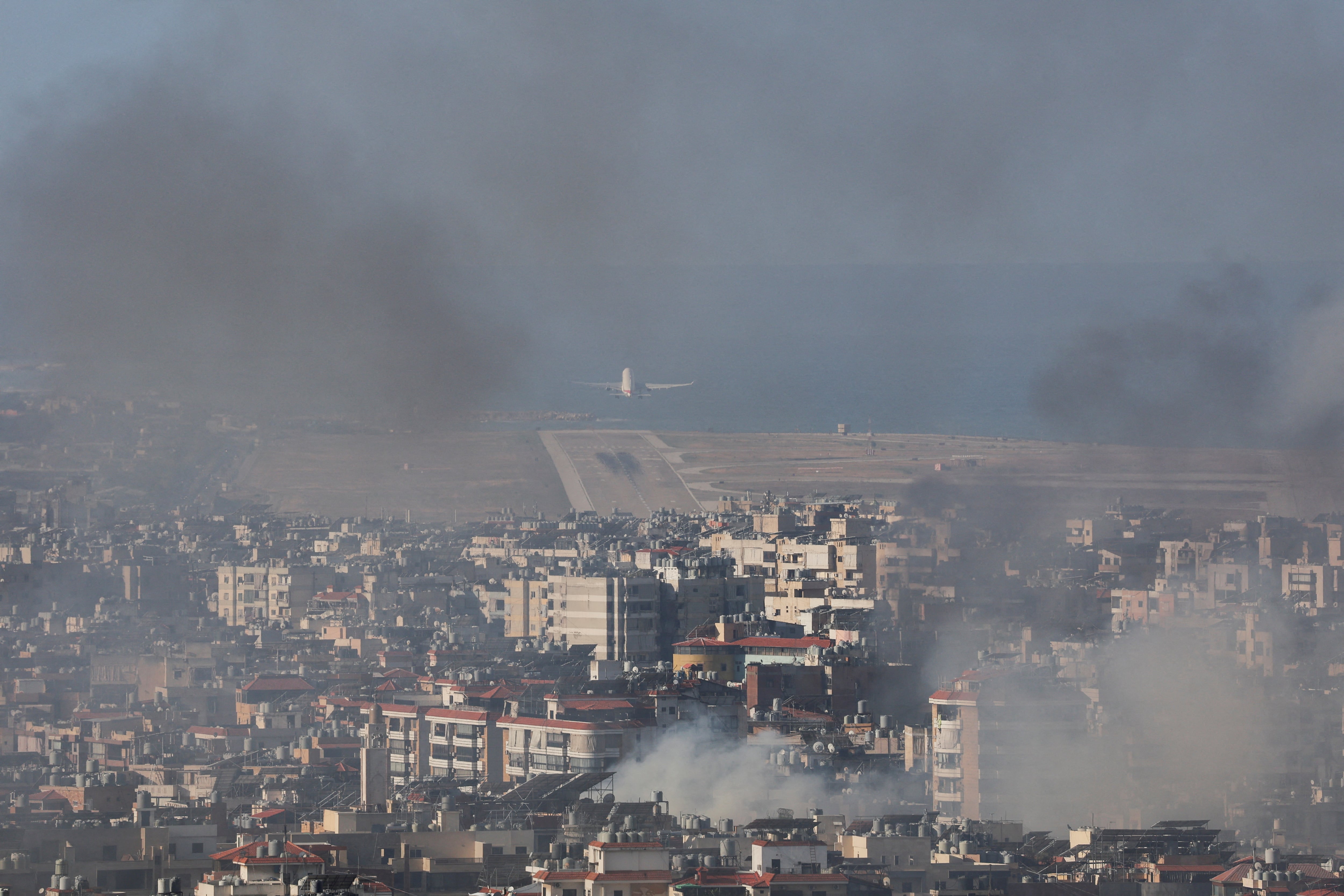 Israel intensificó sus bombardeos en Beirut contra Hezbollah y pidió a los civiles no acercarse a la zona de conflicto (REUTERS/Amr Abdallah Dalsh)