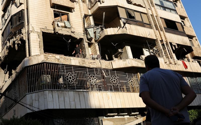 Un hombre observa un edificio dañado en el barrio de Al Bashura. (REUTERS/Emilie Madi)