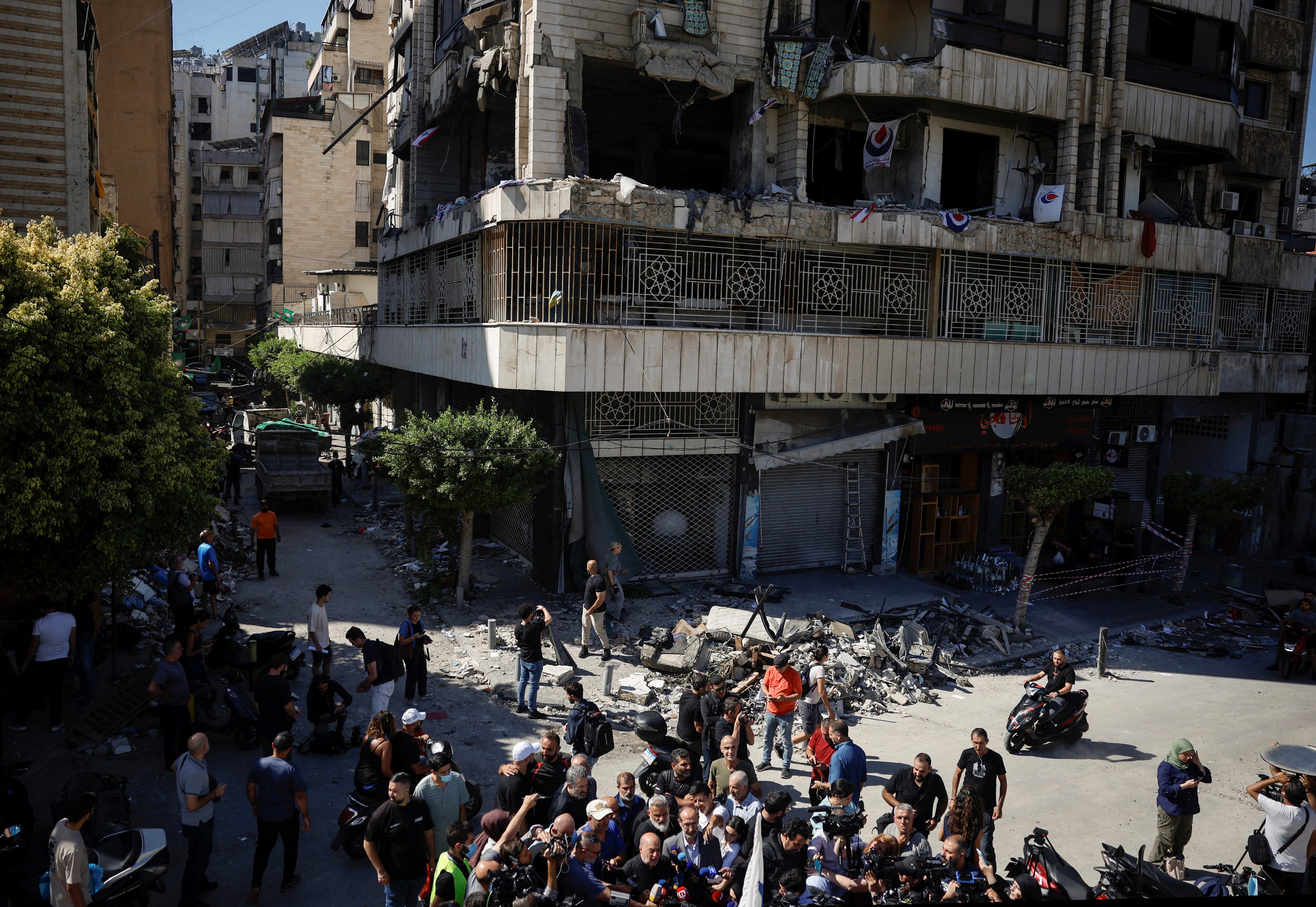 Imagen de los destrozos provocados en el barrio de Al Bashura en Beirut tras los bombardeos israelíes en la madrugada de este jueves. (REUTERS/Louisa Gouliamaki)